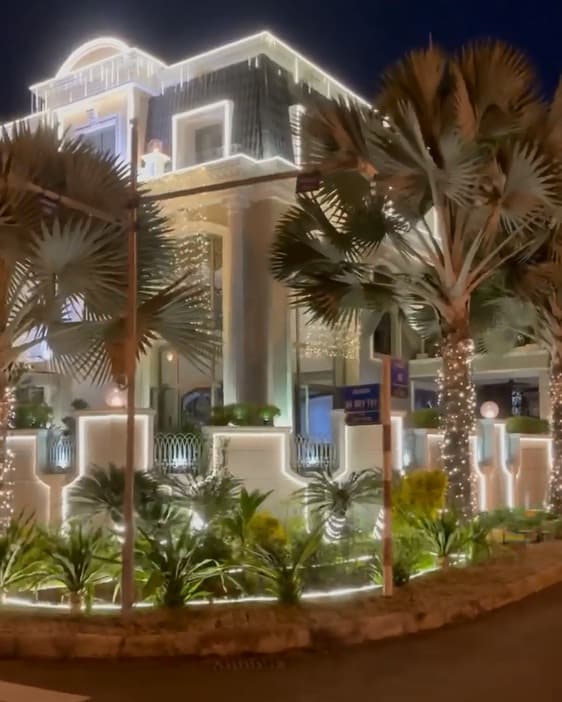 Không gian lung linh, ngập tràn ánh sáng bên ngoài biệt thự của vợ chồng Bảo Thy vào dịp Noel-2