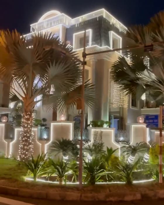 Không gian lung linh, ngập tràn ánh sáng bên ngoài biệt thự của vợ chồng Bảo Thy vào dịp Noel-3