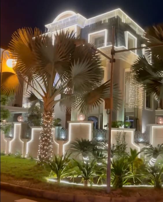 Không gian lung linh, ngập tràn ánh sáng bên ngoài biệt thự của vợ chồng Bảo Thy vào dịp Noel-4