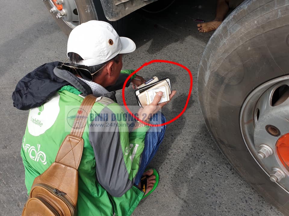 Phẫn nộ người đàn ông mặc đồ xe ôm công nghệ biến mất cùng tài sản của nạn nhân tử vong vì tai nạn giao thông-2