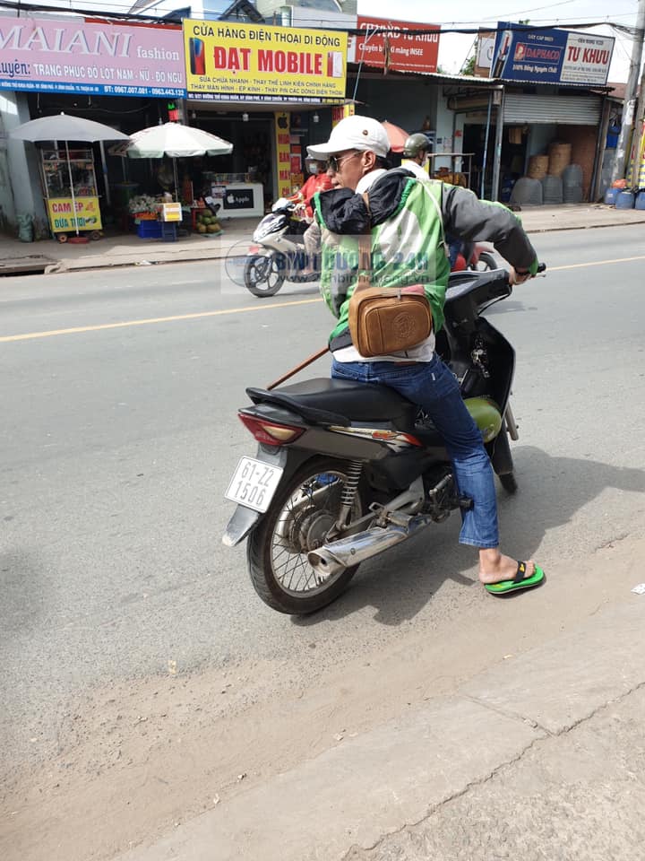 Phẫn nộ người đàn ông mặc đồ xe ôm công nghệ biến mất cùng tài sản của nạn nhân tử vong vì tai nạn giao thông-3