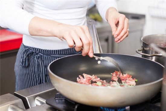 Mẹo dùng chảo chống dính đúng cách để không mang bệnh vào người
