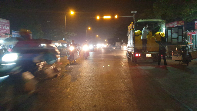 Những ngày giáp Tết: Kinh hãi chợ tạm, chợ đêm bất chấp nguy hiểm cho người đi đường-3