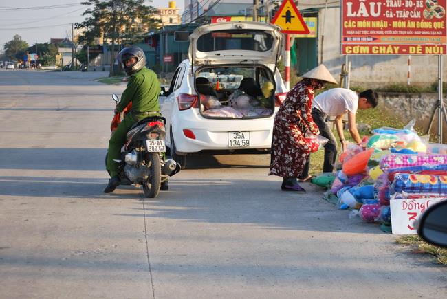 Những ngày giáp Tết: Kinh hãi chợ tạm, chợ đêm bất chấp nguy hiểm cho người đi đường-4