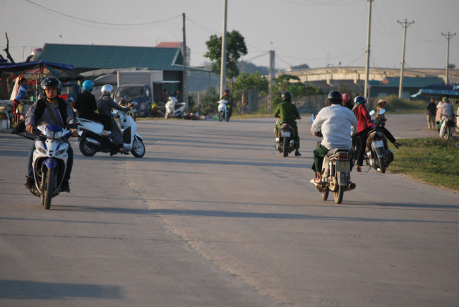 Những ngày giáp Tết: Kinh hãi chợ tạm, chợ đêm bất chấp nguy hiểm cho người đi đường-5