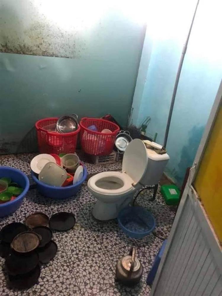 Cô gái khóc thét sau khi về nhà bạn trai chơi, dân tình cũng giật mình khi trông thấy chiếc toilet nằm chình ình giữa bếp-1