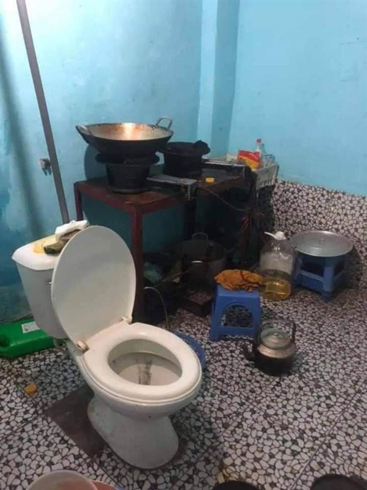 Cô gái khóc thét sau khi về nhà bạn trai chơi, dân tình cũng giật mình khi trông thấy chiếc toilet nằm chình ình giữa bếp-2