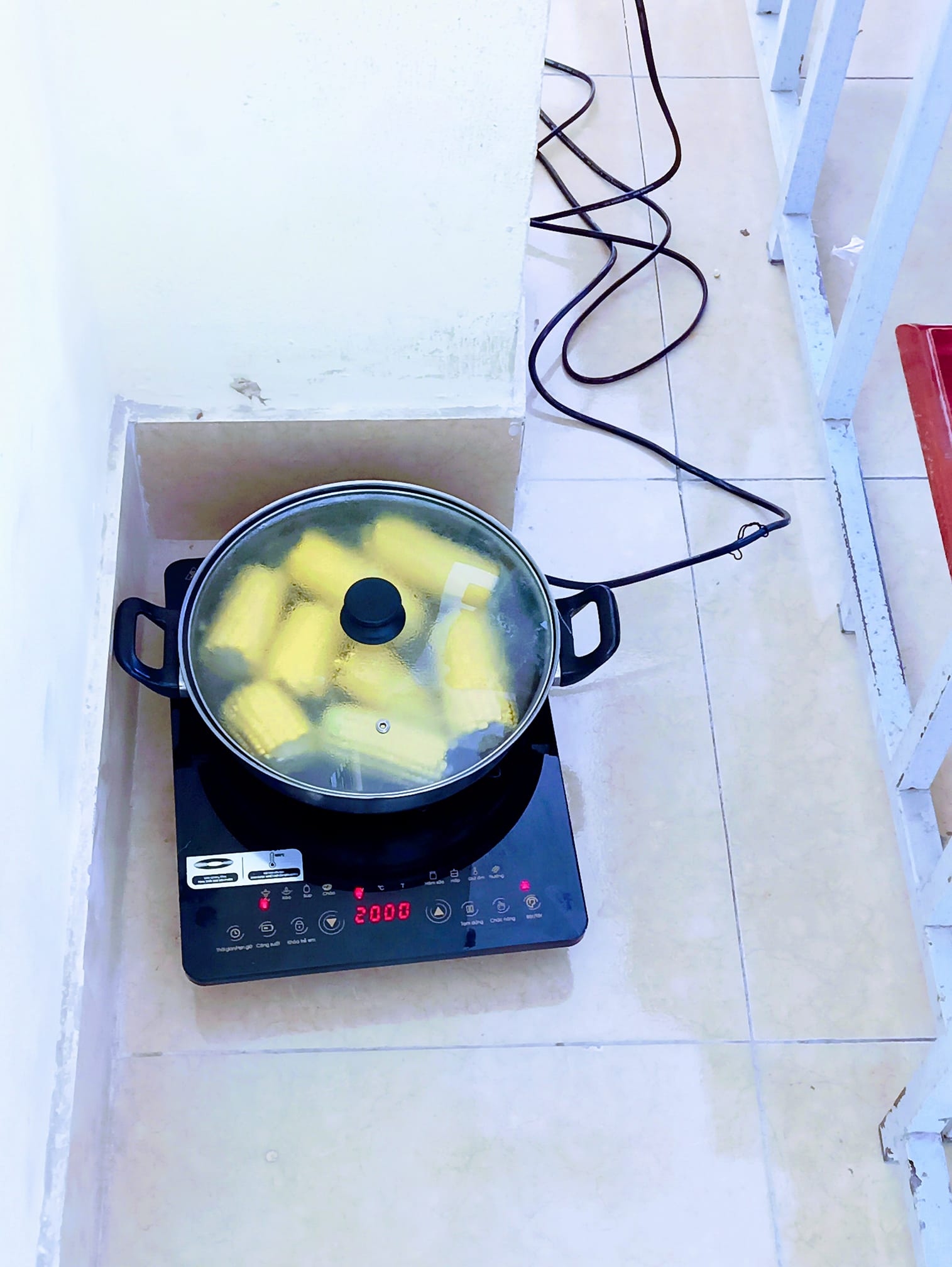 Khi trường học là ngôi nhà thứ hai: Học sinh mang cả... nồi cơm điện, ấm trà tới lớp sưởi ấm mùa đông-1