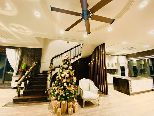 Biệt thự ven sông của Lã Thanh Huyền mùa Noel: Sang chảnh đẳng cấp 5 sao, ngắm góc nào cũng đẹp muốn xỉu-2