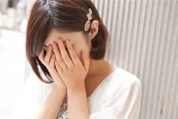 Để quên điện thoại ở nhà chồng sắp cưới và quay lại lấy, tôi rụng rời chân tay nghe được cuộc đối thoại của anh và mẹ-1