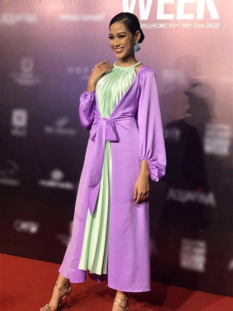 Đăng quang chưa lâu, HH Đỗ Thị Hà đã bị dí cho loạt váy áo kém đẹp vừa sến vừa lộ nhược điểm vóc dáng-6