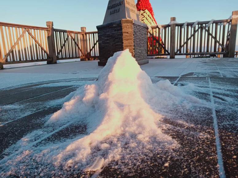 Lạnh -9 độ C, đỉnh Fansipan xuất hiện băng giá khiến nhiều du khách xuýt xoa: Không uổng công bắt chuyến cáp đầu tiên để chiêm ngưỡng-4