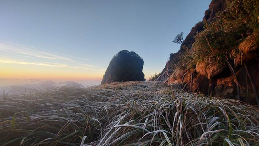 Lạnh -9 độ C, đỉnh Fansipan xuất hiện băng giá khiến nhiều du khách xuýt xoa: Không uổng công bắt chuyến cáp đầu tiên để chiêm ngưỡng-7
