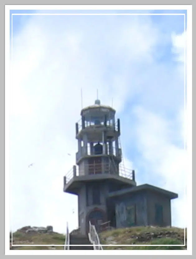 BÃO SỐ 14: 2 nhân viên trạm hải đăng Hòn Hải bị sóng cuốn mất tích-1