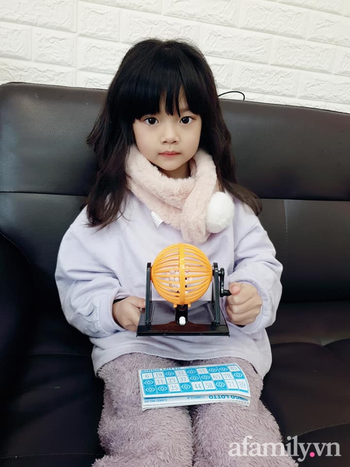 Thấy 2 bố con đi mua đồ chơi về rồi cứ thậm thụt trong phòng, mẹ vào xem thì cạn lời với món đồ trên tay con gái-1