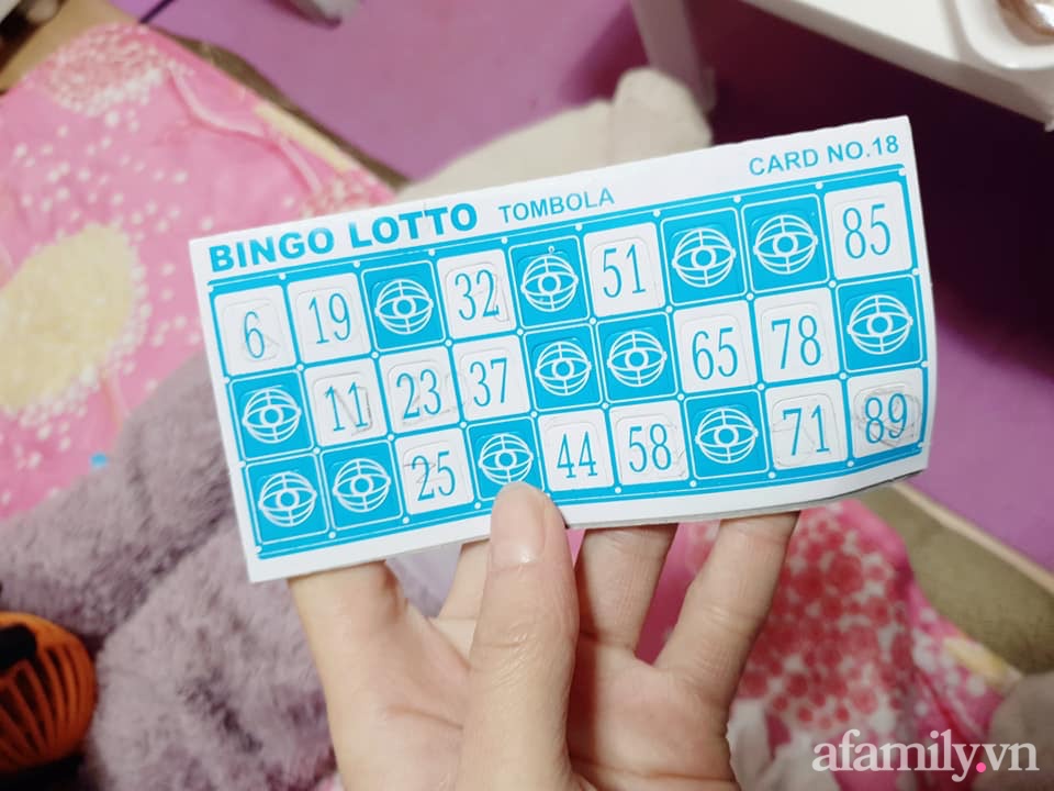 Thấy 2 bố con đi mua đồ chơi về rồi cứ thậm thụt trong phòng, mẹ vào xem thì cạn lời với món đồ trên tay con gái-2