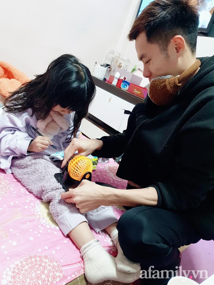 Thấy 2 bố con đi mua đồ chơi về rồi cứ thậm thụt trong phòng, mẹ vào xem thì cạn lời với món đồ trên tay con gái-3