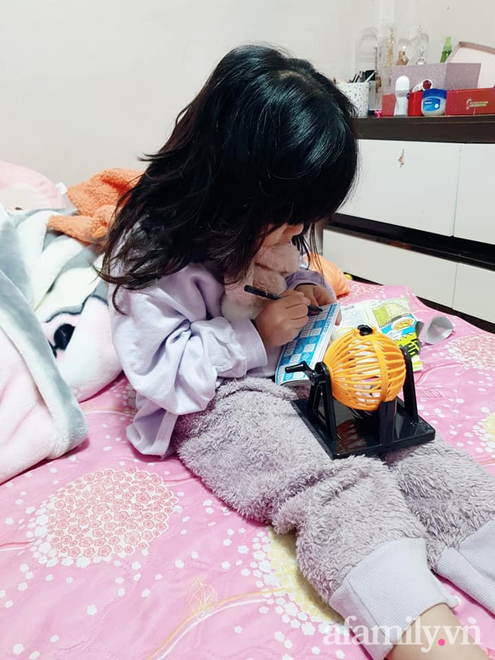 Thấy 2 bố con đi mua đồ chơi về rồi cứ thậm thụt trong phòng, mẹ vào xem thì cạn lời với món đồ trên tay con gái-4