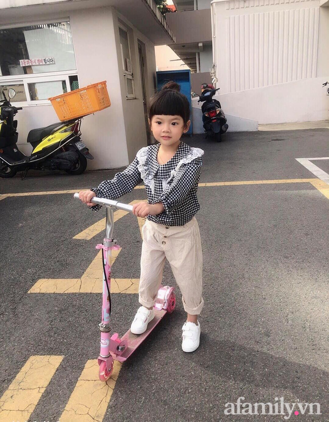 Thấy 2 bố con đi mua đồ chơi về rồi cứ thậm thụt trong phòng, mẹ vào xem thì cạn lời với món đồ trên tay con gái-5