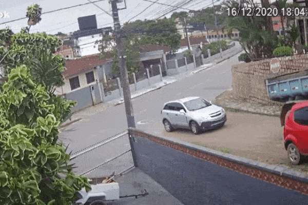 CLIP: Phát hiện xe tải tuột dốc kinh hoàng, tài xế xe con có pha xử lý tỉnh táo, thoát nạn trong gang tấc