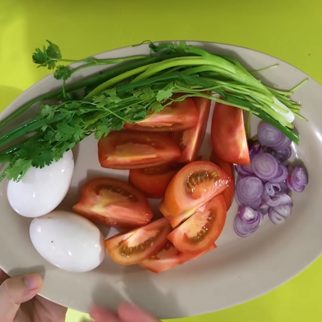 Mách chị em cách chữa cháy cho bữa tối trong những ngày cuối năm bận rộn: Chỉ 10 phút vào bếp là xong&nbsp;bát canh với đầy đủ rau, thịt và trứng!-2