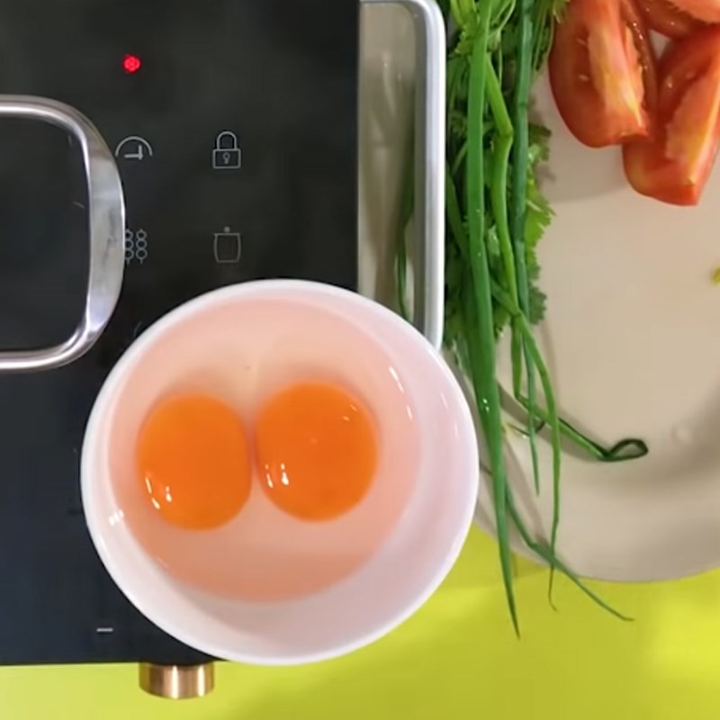 Mách chị em cách chữa cháy cho bữa tối trong những ngày cuối năm bận rộn: Chỉ 10 phút vào bếp là xong&nbsp;bát canh với đầy đủ rau, thịt và trứng!-3