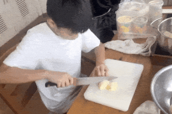 Nhìn ảnh Subeo đứng cạnh bà ngoại mới ngỡ ngàng cậu bé đã cao lớn thế này rồi-3