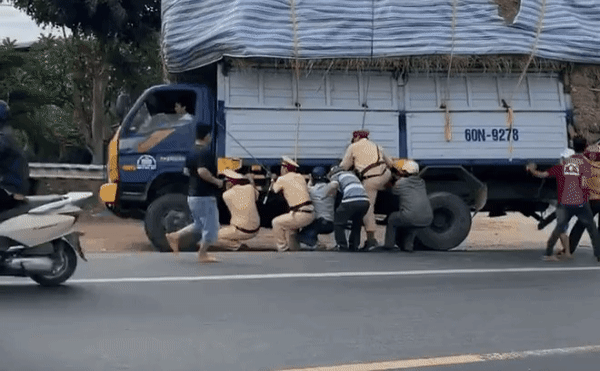 Clip: CSGT và gần 10 người đàn ông còng lưng cứu xe tải quá khổ đang chới với suýt lật nghiêng trên quốc lộ-1