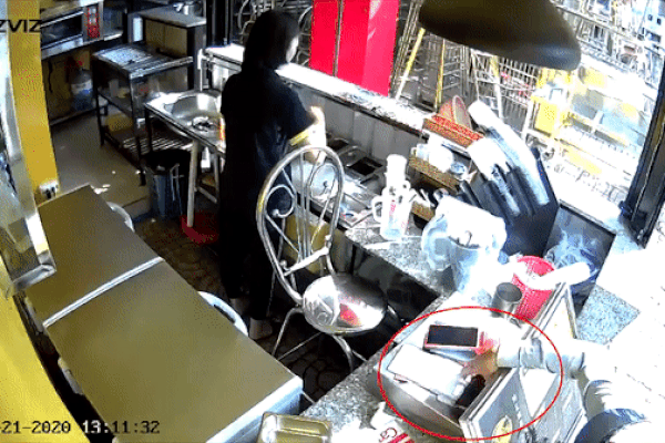 Gã trai vào mua trà sữa rồi cướp điện thoại