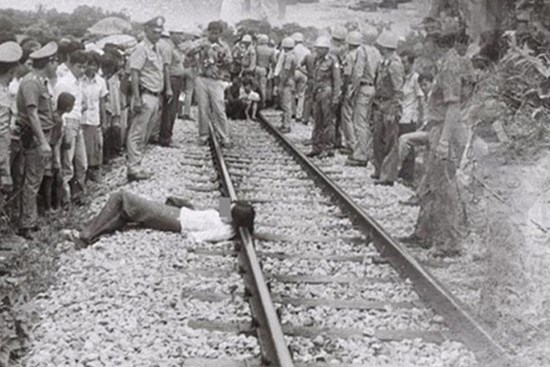 Người phụ nữ chết gục bên đường ray xe lửa, ngỡ tai nạn thương tâm nhưng lại là tội ác của hơn 30 người đàn ông, khởi nguồn từ mẹ chồng tàn độc