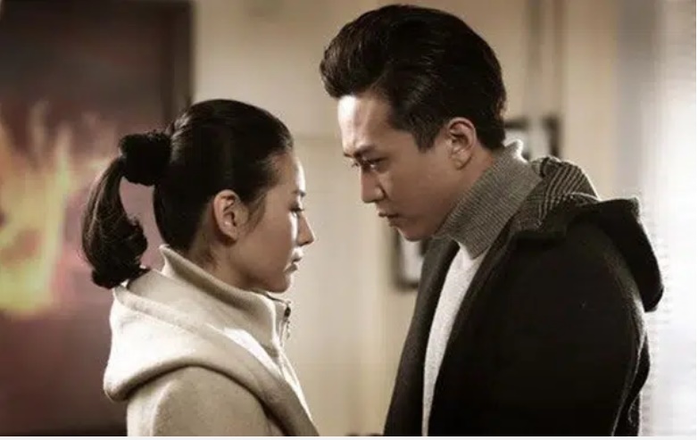 Nhờ chuyến công tác bị hoãn đột xuất mà anh chồng đã phát hiện được bí mật động trời trong nhà, từ đó càng ân hận và thương vợ khôn xiết-2