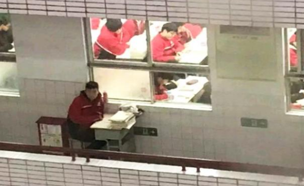 Giáo viên yêu cầu phụ huynh ngồi ghế con mình hay ngồi trên lớp, cảnh tượng sau đó khiến người bố chết lặng, bật khóc xấu hổ-2