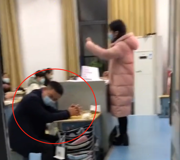 Giáo viên yêu cầu phụ huynh ngồi ghế con mình hay ngồi trên lớp, cảnh tượng sau đó khiến người bố chết lặng, bật khóc xấu hổ-1