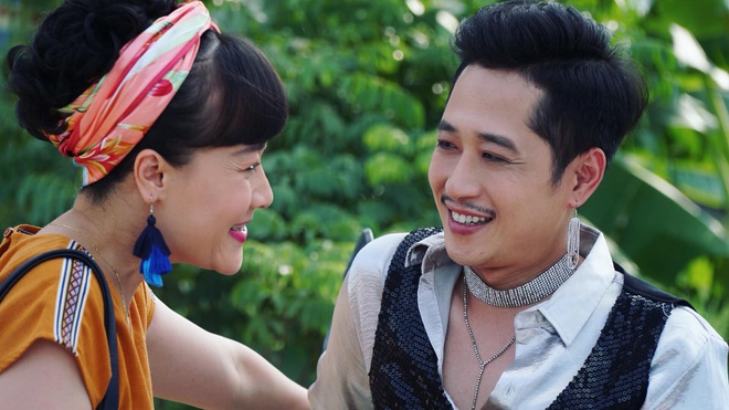 Cặp đũa lệch gây cười trong Hướng dương ngược nắng-1