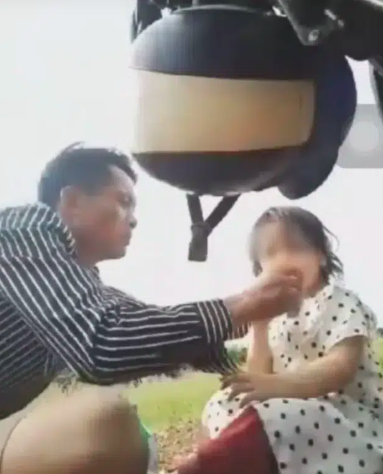 Phẫn nộ người đàn ông livestream ép con gái 3 tuổi uống thuốc trừ sâu tự tử: Có nửa nắp à, đủ chết thôi con-1