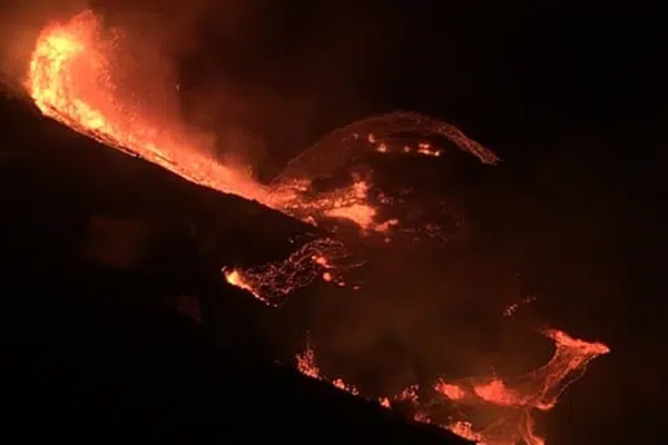 Núi lửa Hawaii lại phun trào, hàng trăm người dân nín thở chờ di tản-1
