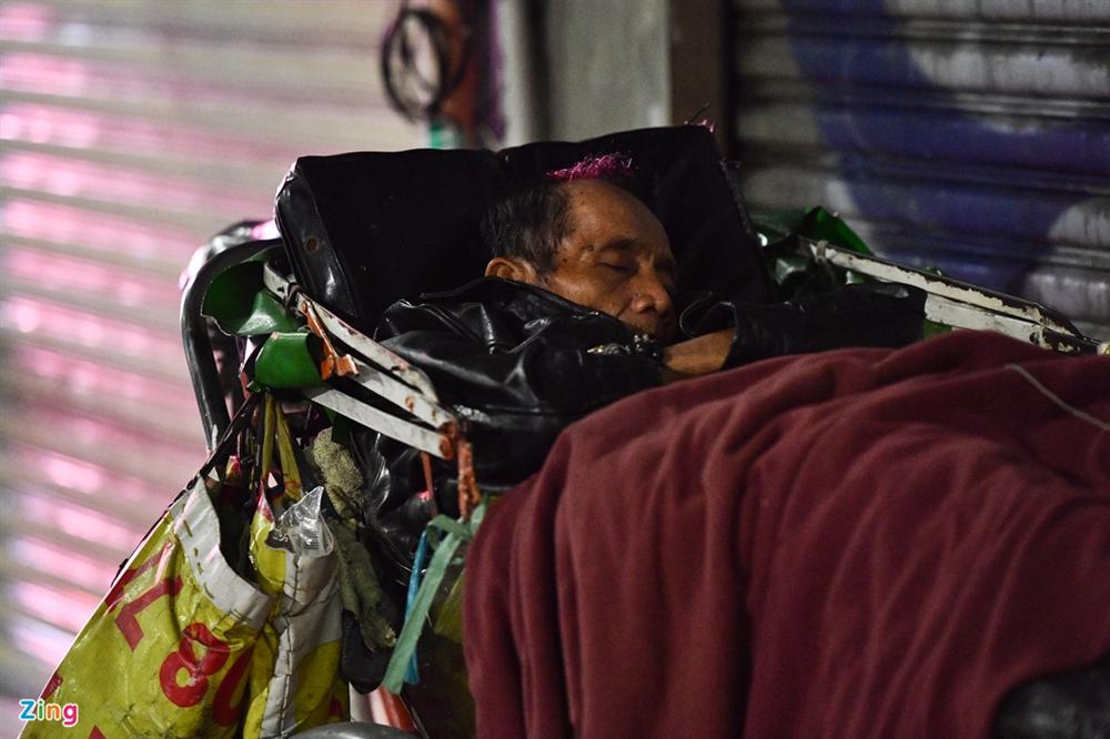 Người TP.HCM mặc áo ấm trong ngày 21 độ C-1