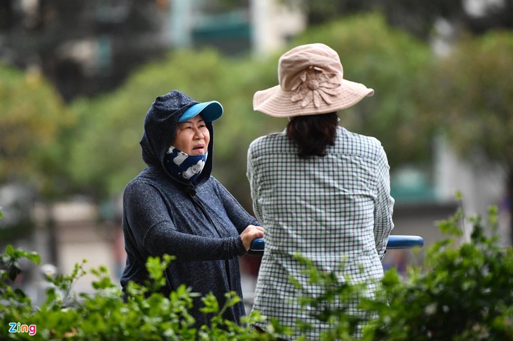 Người TP.HCM mặc áo ấm trong ngày 21 độ C-5