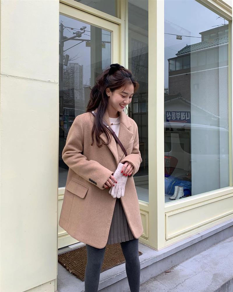 5 kiểu áo khoác trẻ trung nhất: Mặc lên hack được vài tuổi nhưng vẫn thanh lịch, xịn đẹp mới hay-3