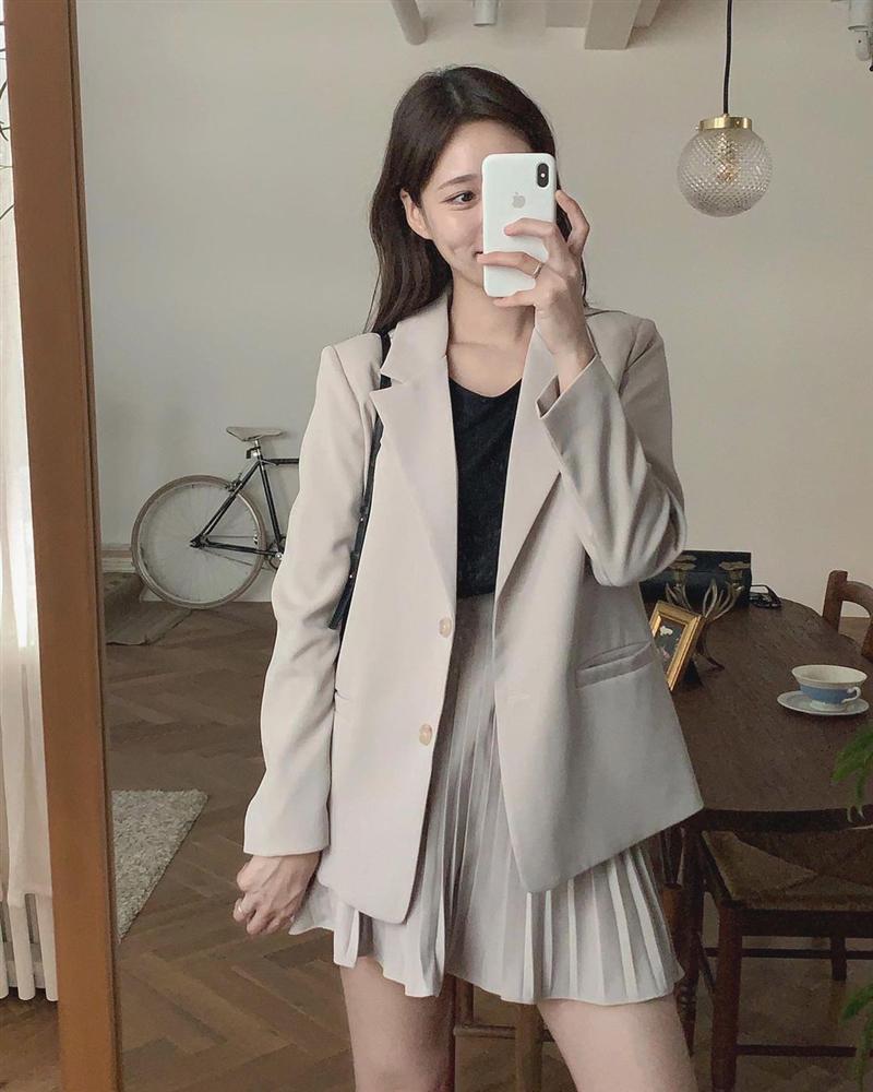 5 kiểu áo khoác trẻ trung nhất: Mặc lên hack được vài tuổi nhưng vẫn thanh lịch, xịn đẹp mới hay-4