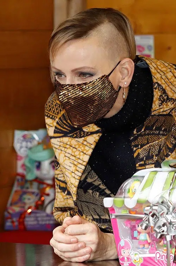 Sau khi gây choáng với mái tóc cạo nửa đầu, Vương phi xinh đẹp nhất Monaco có hành động mới bất ngờ chứa thông điệp đầy ẩn ý-1