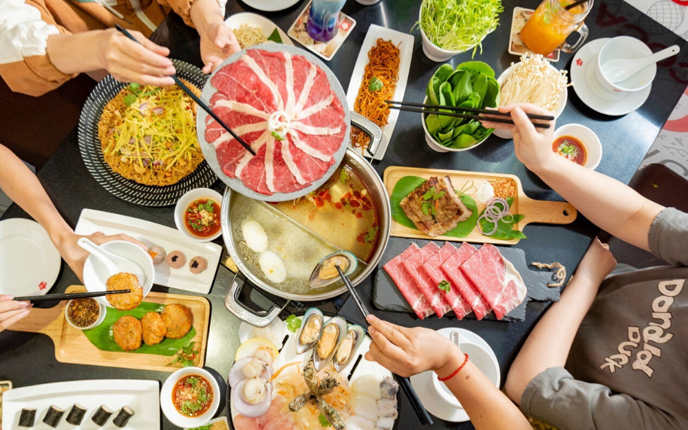 Bầu 8 tháng vác bụng về nhà ngoại phụ đám cưới, trở lại nhà nội vẫn phải dọn bữa lẩu 5 người linh đình, nàng dâu than thở mẹ chồng lười và mách nước thấu tình đạt lý của dân mạng-1