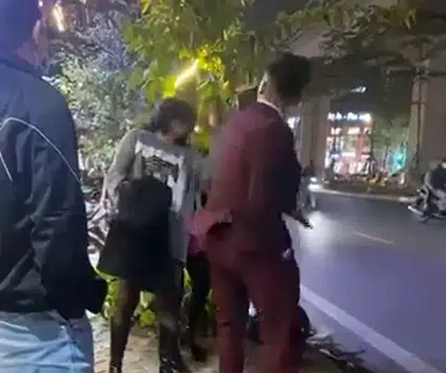 2 hot girl đánh chảy máu mặt chú xe ôm nhận kết đắng chóng vánh ngay giữa đường, danh tính nam thanh niên ra tay nghĩa hiệp càng gây bất ngờ-2