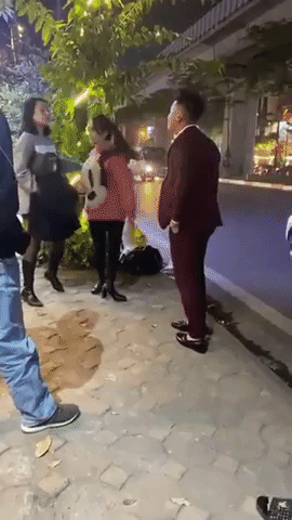 2 hot girl đánh chảy máu mặt chú xe ôm nhận kết đắng chóng vánh ngay giữa đường, danh tính nam thanh niên ra tay nghĩa hiệp càng gây bất ngờ-1