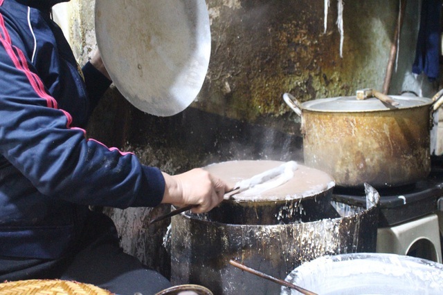 Hàng bánh cuốn kỳ lạ nhất Hà Nội: không biển hiệu, chỉ mở bán lúc nửa đêm-4