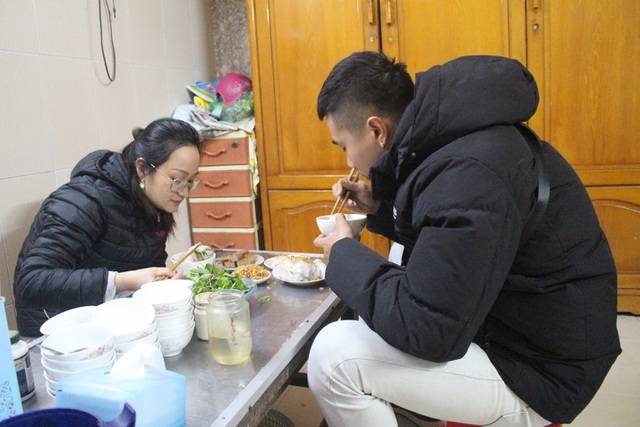 Hàng bánh cuốn kỳ lạ nhất Hà Nội: không biển hiệu, chỉ mở bán lúc nửa đêm-6