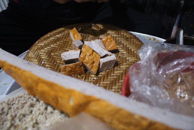 Hàng bánh cuốn kỳ lạ nhất Hà Nội: không biển hiệu, chỉ mở bán lúc nửa đêm-7