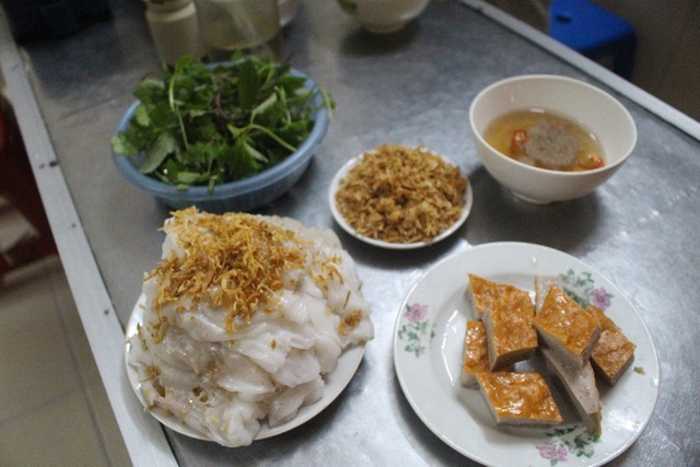 Hàng bánh cuốn kỳ lạ nhất Hà Nội: không biển hiệu, chỉ mở bán lúc nửa đêm-8