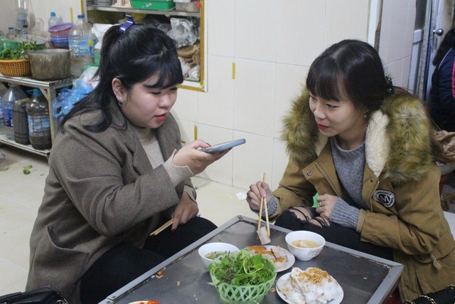 Hàng bánh cuốn kỳ lạ nhất Hà Nội: không biển hiệu, chỉ mở bán lúc nửa đêm-9