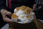 Lạ lùng gà nướng đá núi lửa ở Đà Lạt, thực khách ăn phải dùng búa đập niêu-4